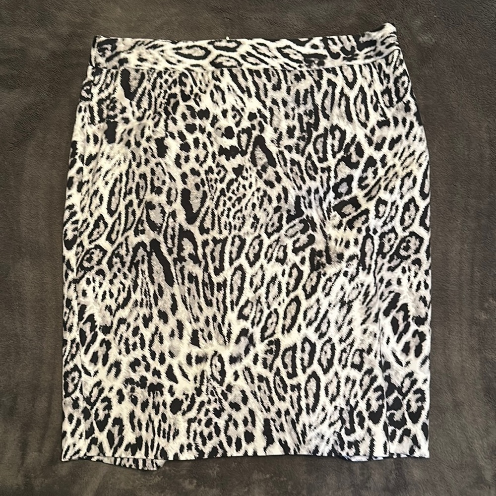 Worthington Snow Leopard Pencil Skirt. Size 8. Fully lined.